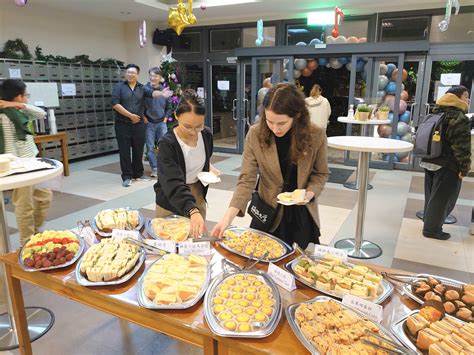 A Hundred People Gather: Music, Cuisine, and Warmth Illuminate Winter