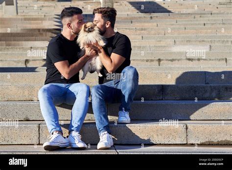 Hommes Gay Qui Sembrassent Banque De Photographies Et Dimages Haute R Solution Alamy