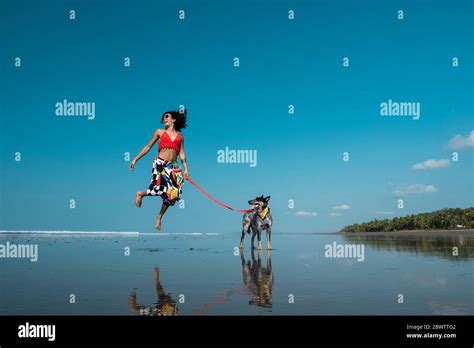 Spazieren Gehen Im Bikini Fotos Und Bildmaterial In Hoher Aufl Sung Alamy