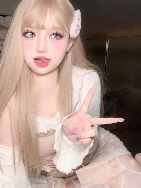 Women S Synthetic Hair Wig 22 Inch Long Straight Hair Platinum Blonde Color With Air Bangs