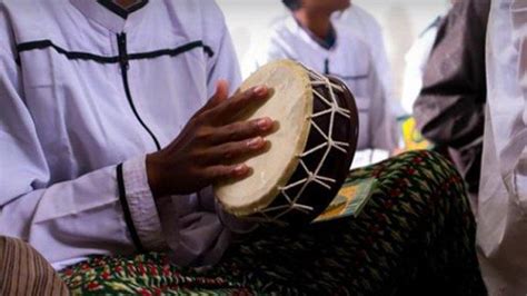 Lirik Lagu Ikan Dalam Kolam Versi Sholawat Bahasa Latin Dinyanyikan