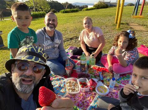 Casal gay adota cinco irmãos biológicos em SC