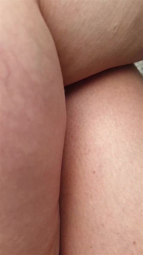 Milf italiana esibizionista prende un caffè al bar Solopornoitaliani