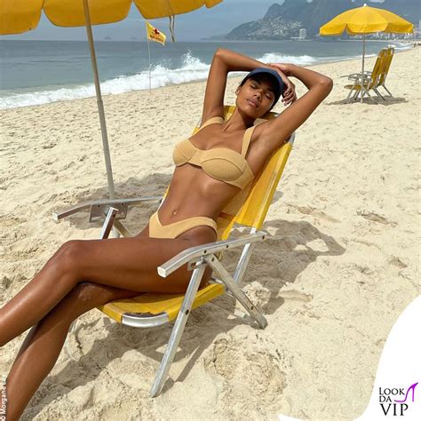 Tina Kunakey è sempre in bikini e Vincent Cassel apprezza Look da Vip