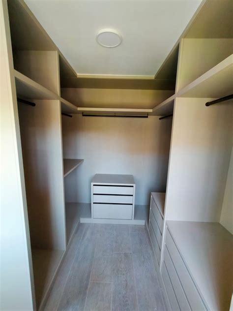 Vestidor Abierto Realizado En Material Laminado Acabado Nude By Finsa Vestidores Abiertos