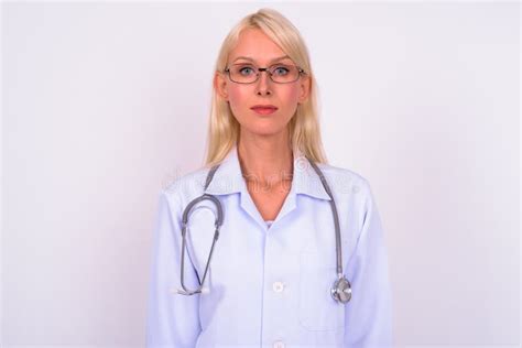 Heureuse Jeune Femme Blonde Enceinte Et Belle Souriante Image Stock Image Du Sourire Positif