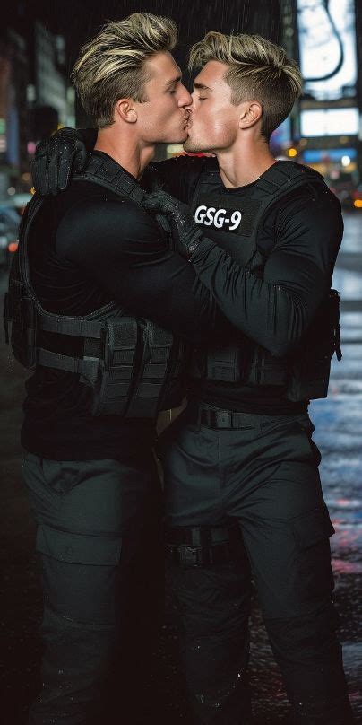 Épinglé par awi sur Hot cops en 2024