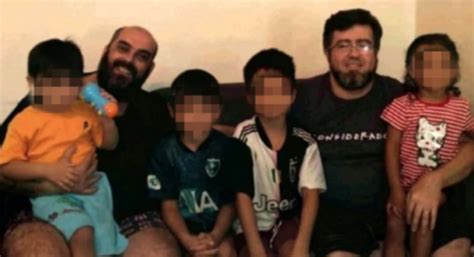 Pareja Gay Adopta Cuatro Ni Os De Un Albergue En Navidad Escandala