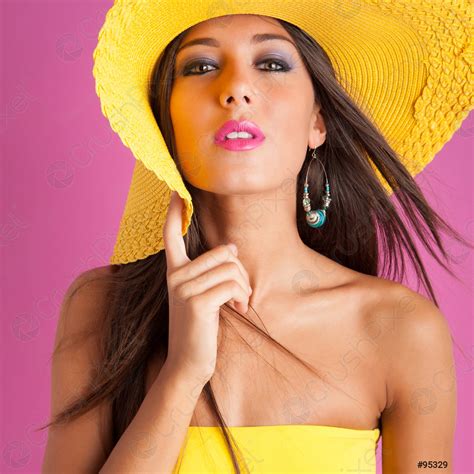 Chica Bikini Sensual Contra Fondo Rosa Colorido Foto De Stock 95329 Crushpixel