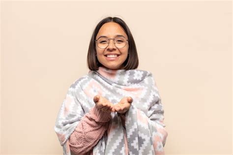 Jovem Mulher Latina Sorrindo Feliz Um Olhar Amig Vel Confiante E Positivo Oferecendo E