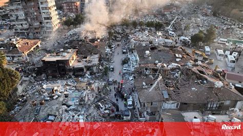 Sobe Para Mais De Mil O N Mero De Mortos Nos Sismos Da Turquia E