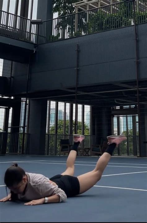 Bạn gái Lâm Tây diện bikini khoe vòng ba quả đào căng tràn Bên lề sân cỏ Việt Giải Trí