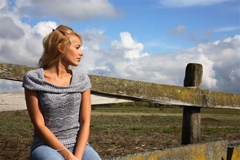 Femme Blonde Regardant Loin Photo Stock Image Du Verticale Nuage