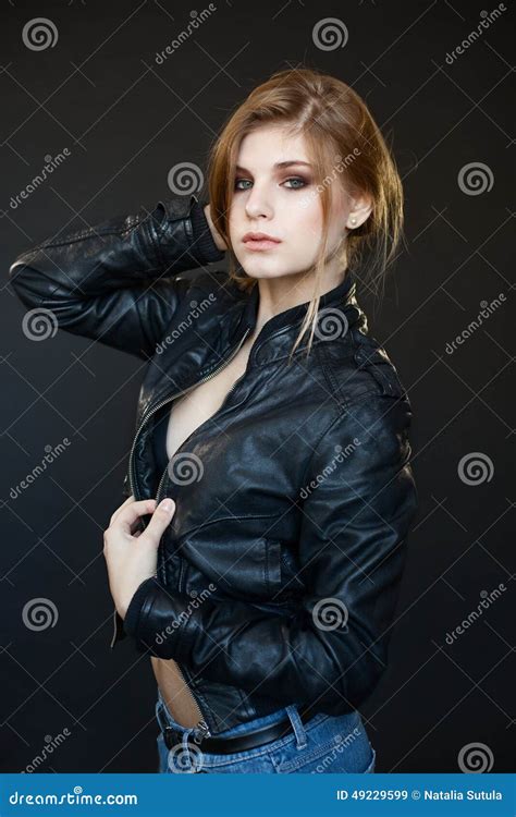 Belle Blonde Sexy Sensuelle De Fille Dans Une Veste En Cuir Image Stock Image Du Robe
