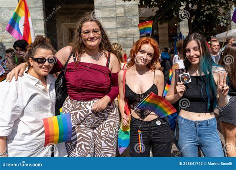 Desfile Del Orgullo Gay La Gente Se Congrega En Las Calles En Manifestaciones Para Celebrar Los