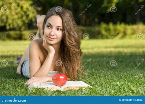 Giovane Donna Del Brunette Con Il Suo Libro Immagine Stock Immagine Di Occhiata Femmina