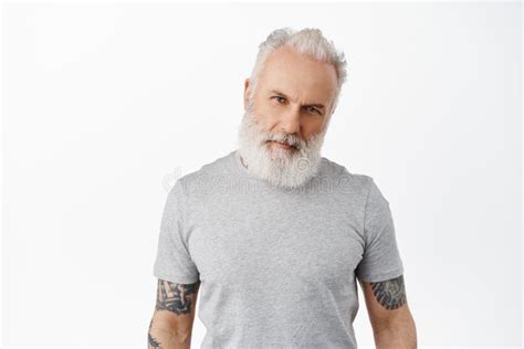 élégant Bel Homme Mature Avec Le Corps Tatoué Et Longue Barbe Tête Inclinée Et Look Macho
