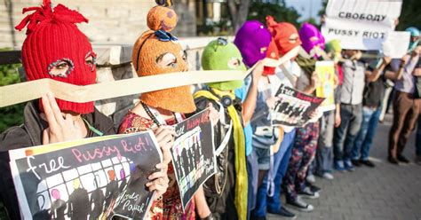 Russie Les trois Pussy Riot condamnées Deux ans de camp