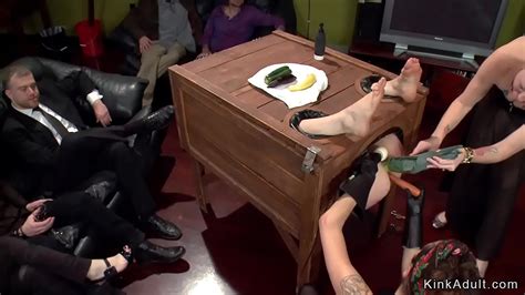 Esclava rellena de comida en público XVIDEOS