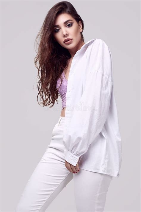 Belle Brunette Sexy Aux Lèvres Juteuses En Lingerie Image stock Image du érotique vêtements