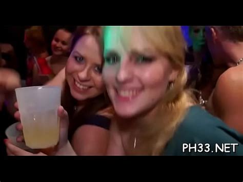 Doxies ont trouvé une petite bite dans un club XVIDEOS