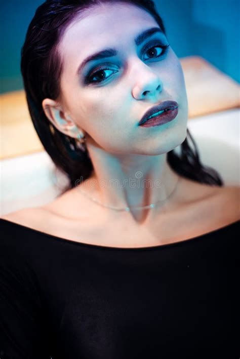 Ragazza Con Le Spalle Nude Che Si Trovano Nel Bagno Con Acqua Porpora Colorata Concetto Di Modo