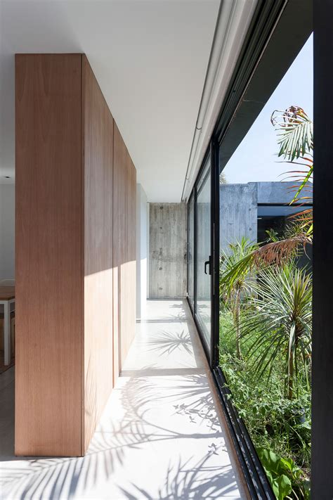 Board-marked concrete hides patio in Casa Closed by Gonzalez Arzac