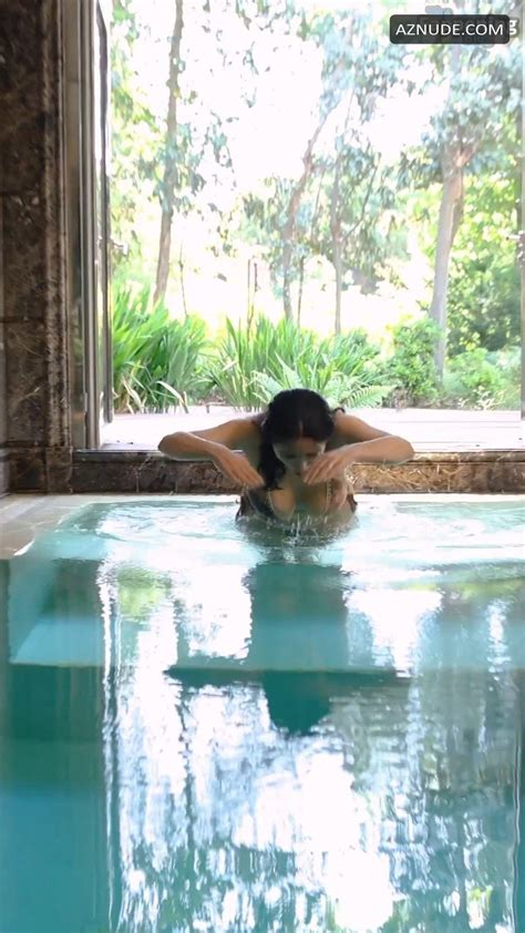 Salma Hayek Sizzles In Sexy Poolside Bikini Video AZNude