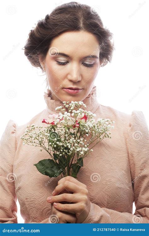 Junge Brunette Frau Im Rosa Kleid Das Einen Blumenstrau Von Rosen Und Liebe Tr Umt Stockfoto