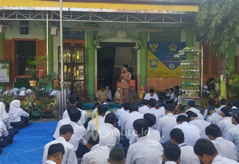 Hari Pertama Masuk Sekolah Siswa Ikuti Doa Bersama Kepala Upt Smp