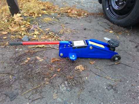 Домкрат 2т. — KIA Ceed (2G), 1,6 л, 2013 года | аксессуары | DRIVE2