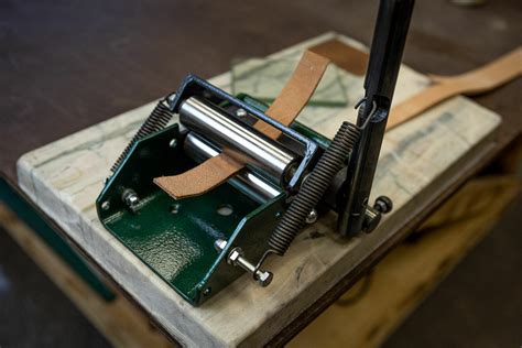 Машинка для двоения кожи. Брусовочная машина. Инструмент для кожи в ...