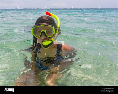 Junge frau im bikini liegend am strand Fotos und Bildmaterial in hoher Auflösung Seite 3 Alamy