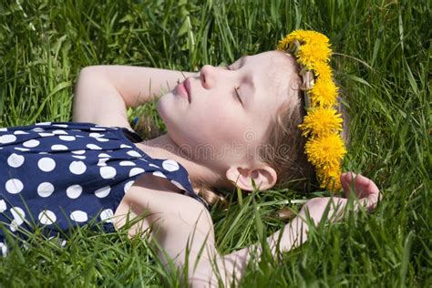 La Petite Fille Blonde Dort Photo Stock Image Du Personne Caucasien