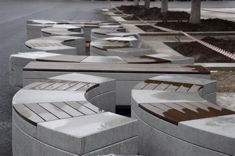 В Кургане на площади Ленина установят новые скамейки