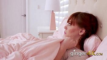 Alexa seduce a un semental caliente para que se folle el coño al estilo perrito XVIDEOS