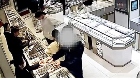 中国男金店试戴项链拔腿就跑：想干票大的 ＊ 阿波罗新闻网