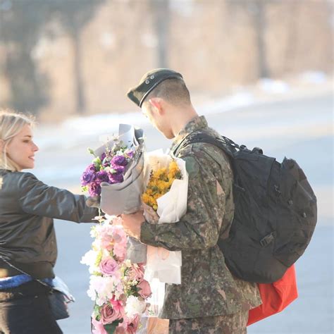 Cặp đôi bỗng hot nhất hôm nay Mỹ nam Hàn xuất ngũ bạn gái sexy người Đức đến đón sướt mướt như