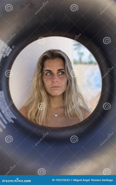 Belle Fille Blonde En Bikini Rouge Sans Retoucher Image stock Image du acné ombre