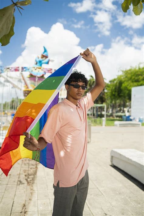 Joven Gay Con Orgullo Sosteniendo La Bandera Del Lgbt En Sus Manos Imagen De Archivo Imagen De