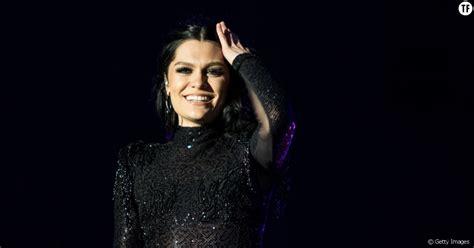 Body Positive La Chanteuse Jessie J Pose En Bikini Sans Retouche