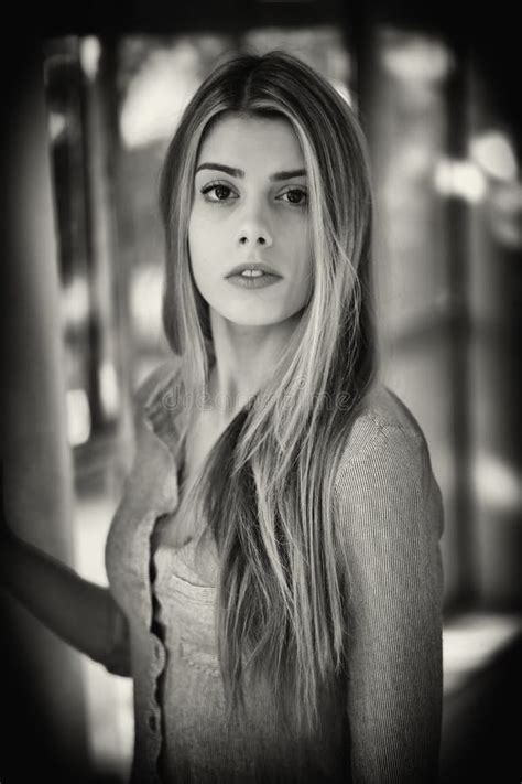 Tir Principal D Une Belle Femme Blonde Avec Des Yeux De Brown Image Stock Image Du Blanc