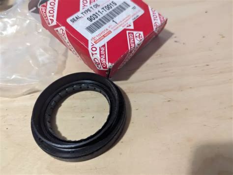 NEW GENUINE TOYOTA Hilux Land Cruiser Front LH Drive Shaft Seal 90311