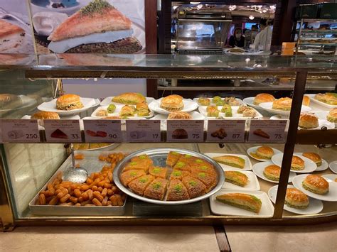 【イスタンブール】美味しいバクラヴァを求めて「Karaköy Güllüoğlu」へ | El Mundo