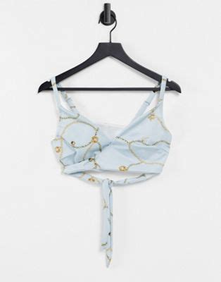 Top de bikini corto de copas grandes con estampado de cadenas y diseño envolvente de ASOS DESIGN