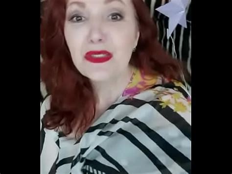 señora en blusa blanca y negra XVIDEOS