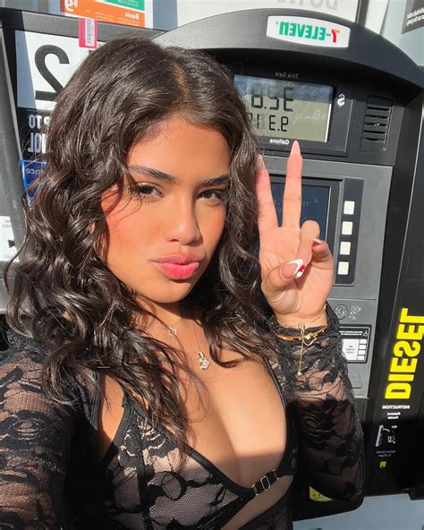 @victoriaa.jaimess | a series of selfies 🙈 she pumps her own gas or