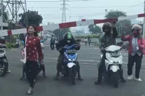 Foto Viral Video Sejumlah Pengendara Motor Nekat Buka Palang Pintu