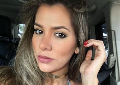 Adriana SantAnna mostra corpo sequinho dez dias após dar a luz