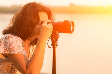 Premium Photo Adult Brunette Woman In A Dress Looking Into The Camera Lens On The Beach In The